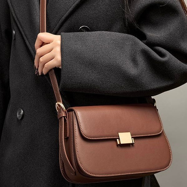 Sac Bandoulière Femme – Rabat Élégant & Détails Dorés