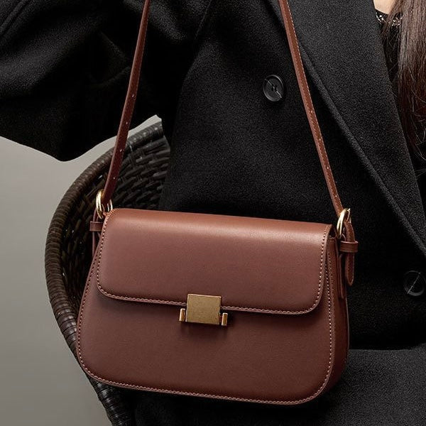 Sac Bandoulière Femme – Rabat Élégant & Détails Dorés