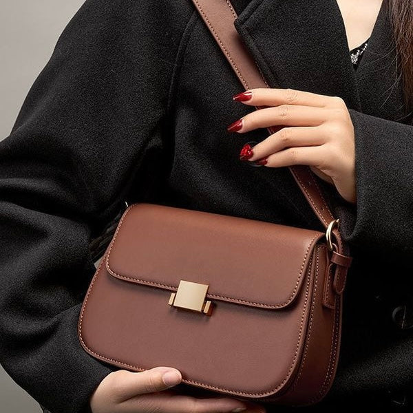 Sac Bandoulière Femme – Rabat Élégant & Détails Dorés