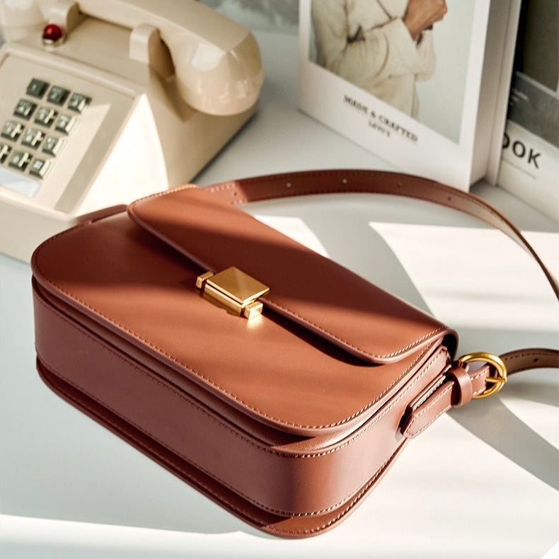 Sac Bandoulière Femme – Rabat Élégant & Détails Dorés