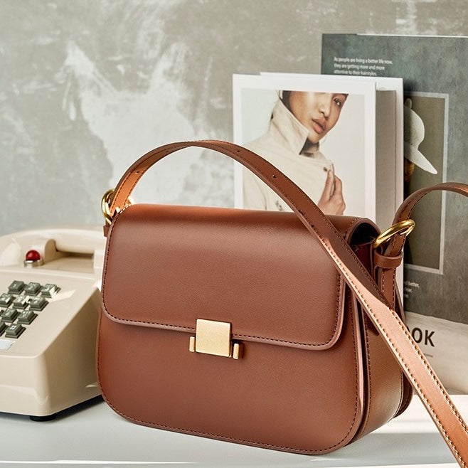 Sac Bandoulière Femme – Rabat Élégant & Détails Dorés