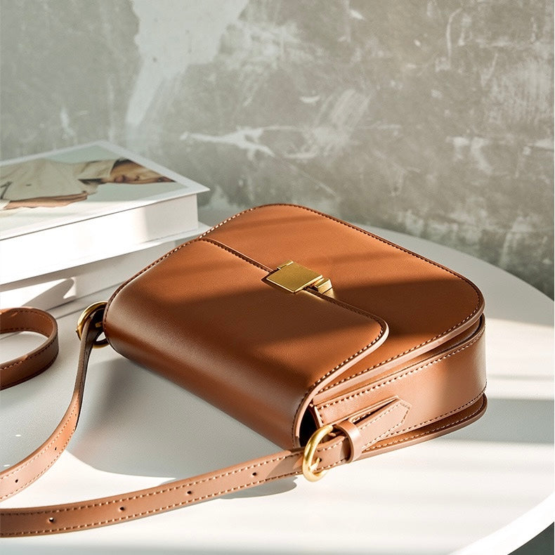 Sac Bandoulière Femme – Rabat Élégant & Détails Dorés