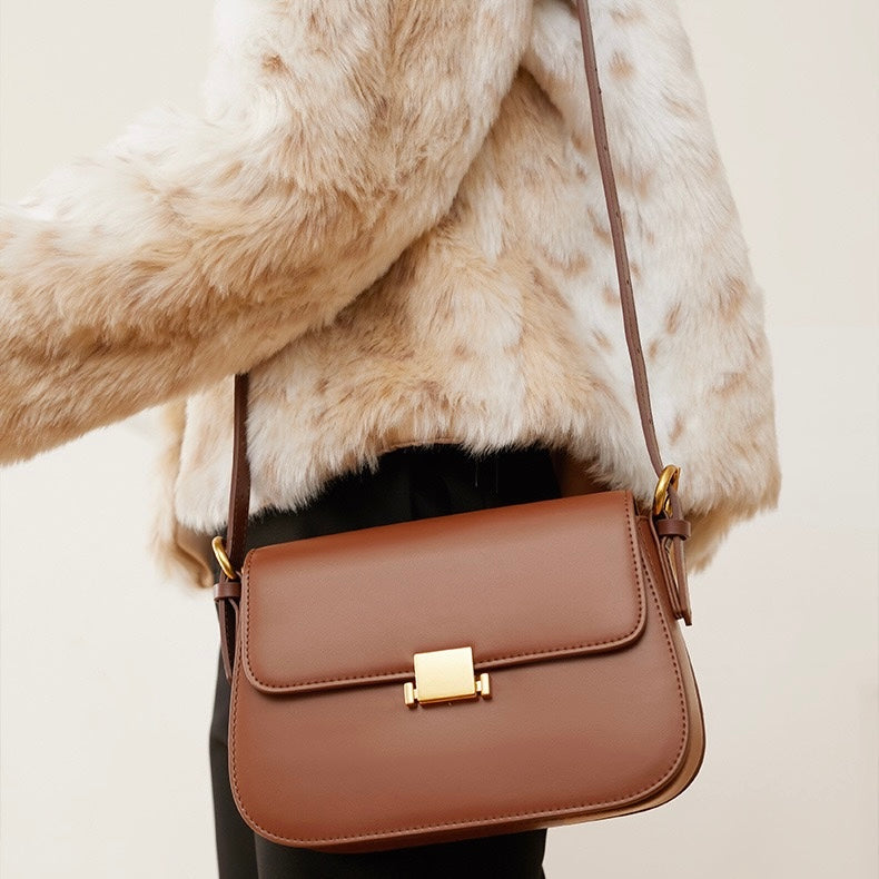 Sac Bandoulière Femme – Rabat Élégant & Détails Dorés