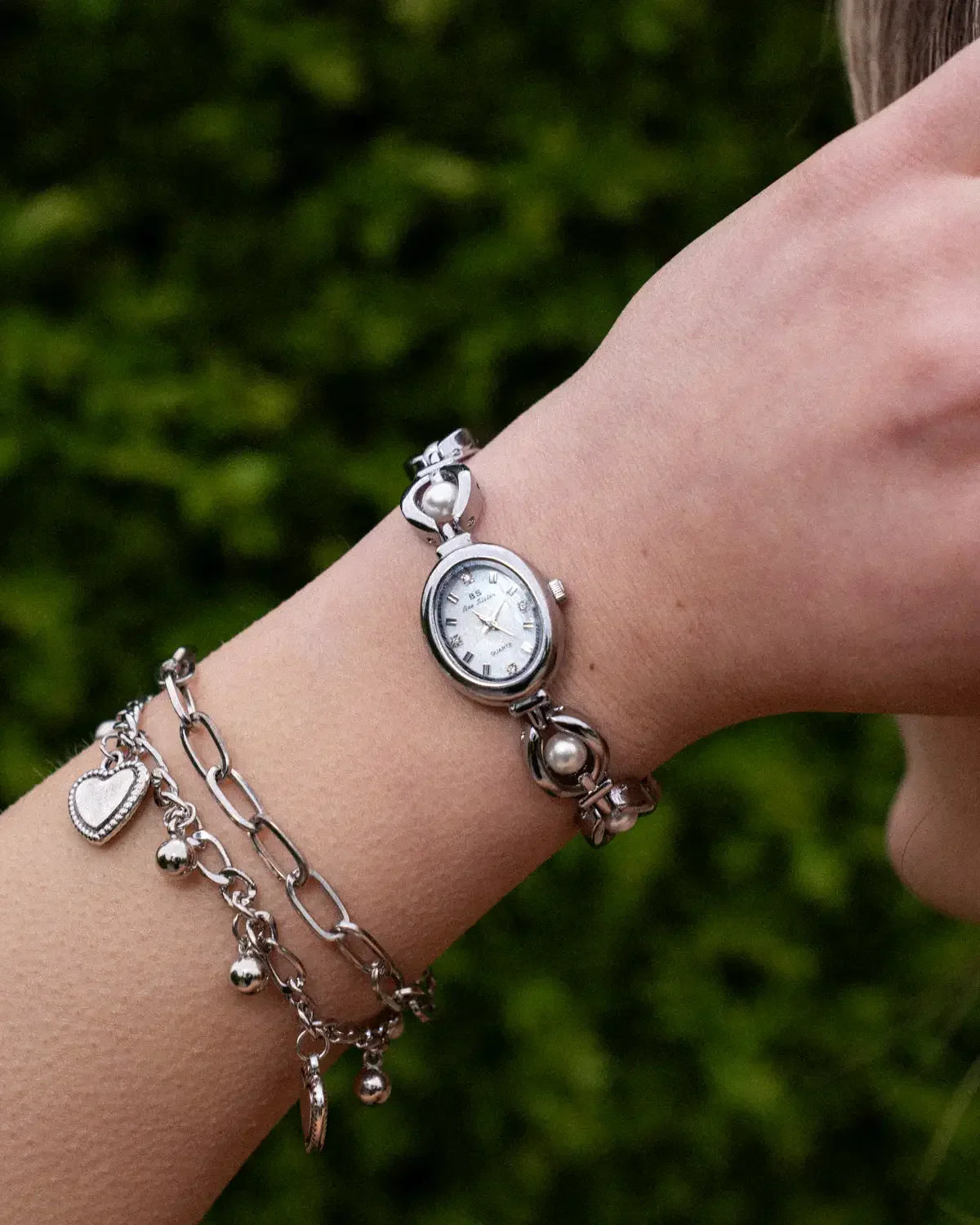 Montre femme | Dorée | Bracelet perles | Élégante